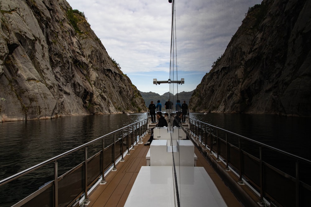 um grupo de pessoas em pé em um barco na água