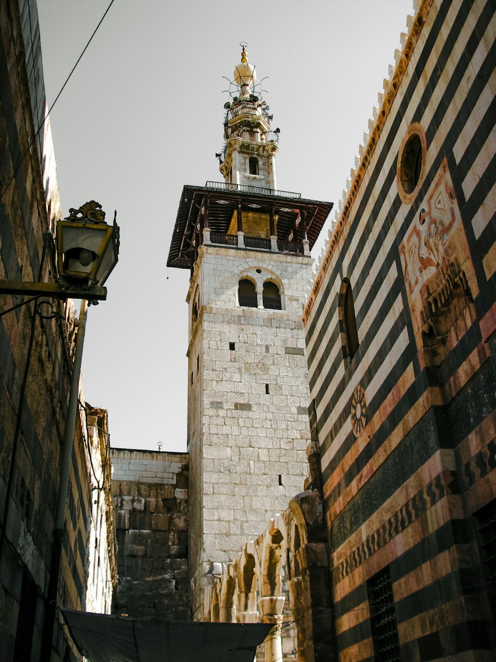 uma alta torre do relógio elevando-se sobre uma cidade