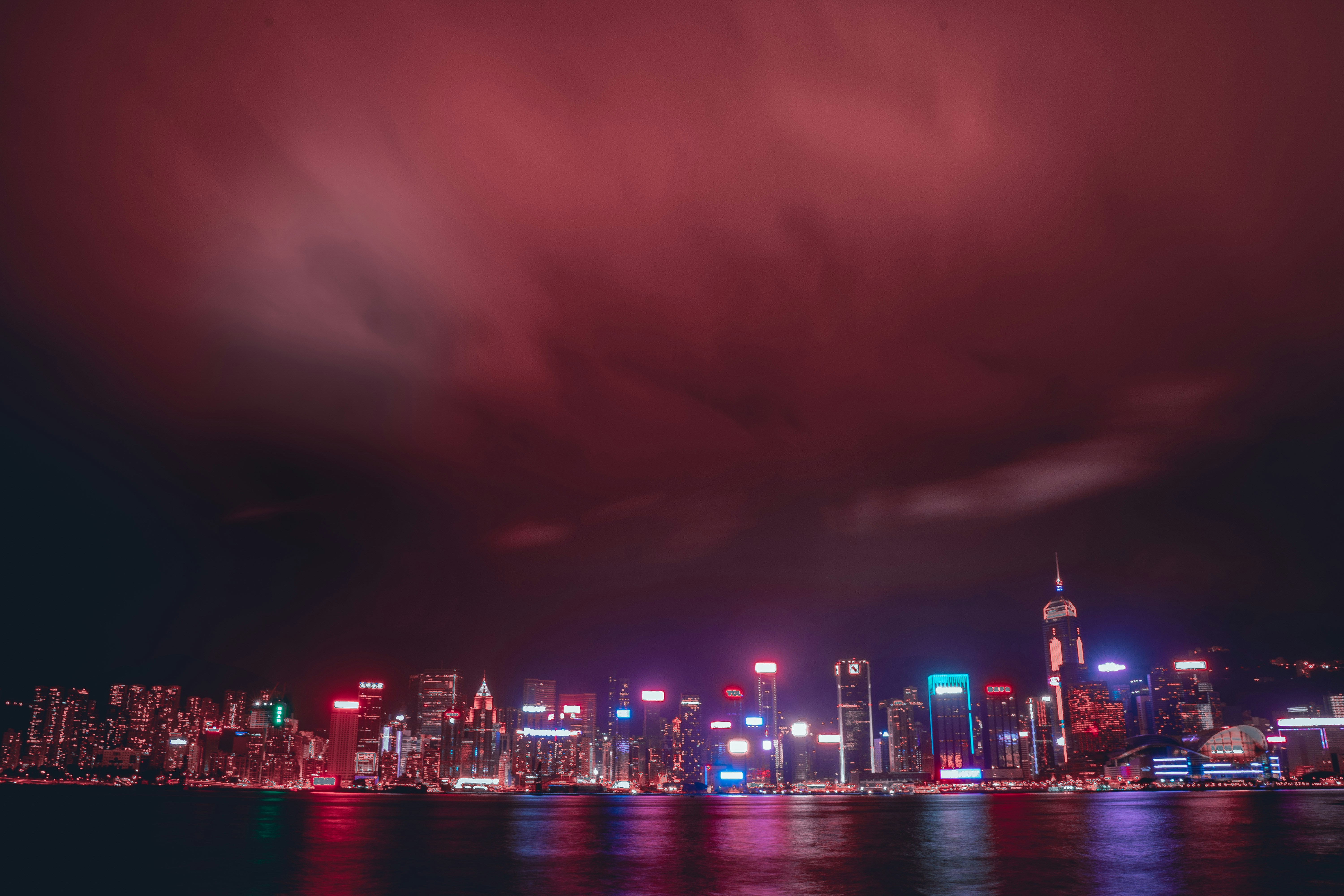 Una vista de una ciudad por la noche desde el agua