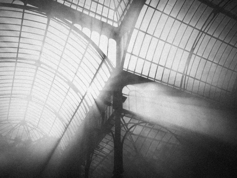 Una foto in bianco e nero di una stazione ferroviaria