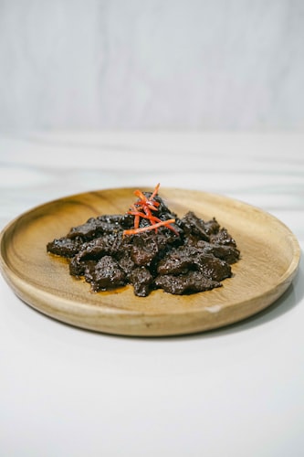 Proses memasak rendang di dapur Bistro Senja