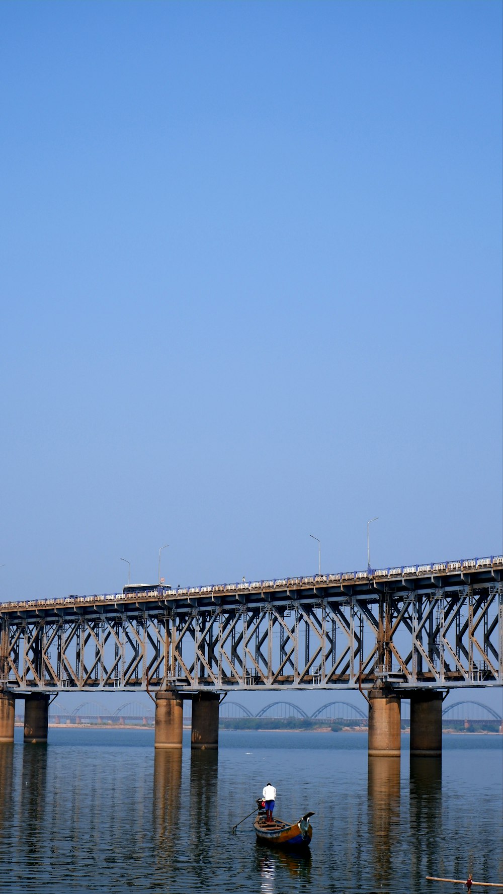 Ein Zug, der eine Brücke über ein Gewässer überquert