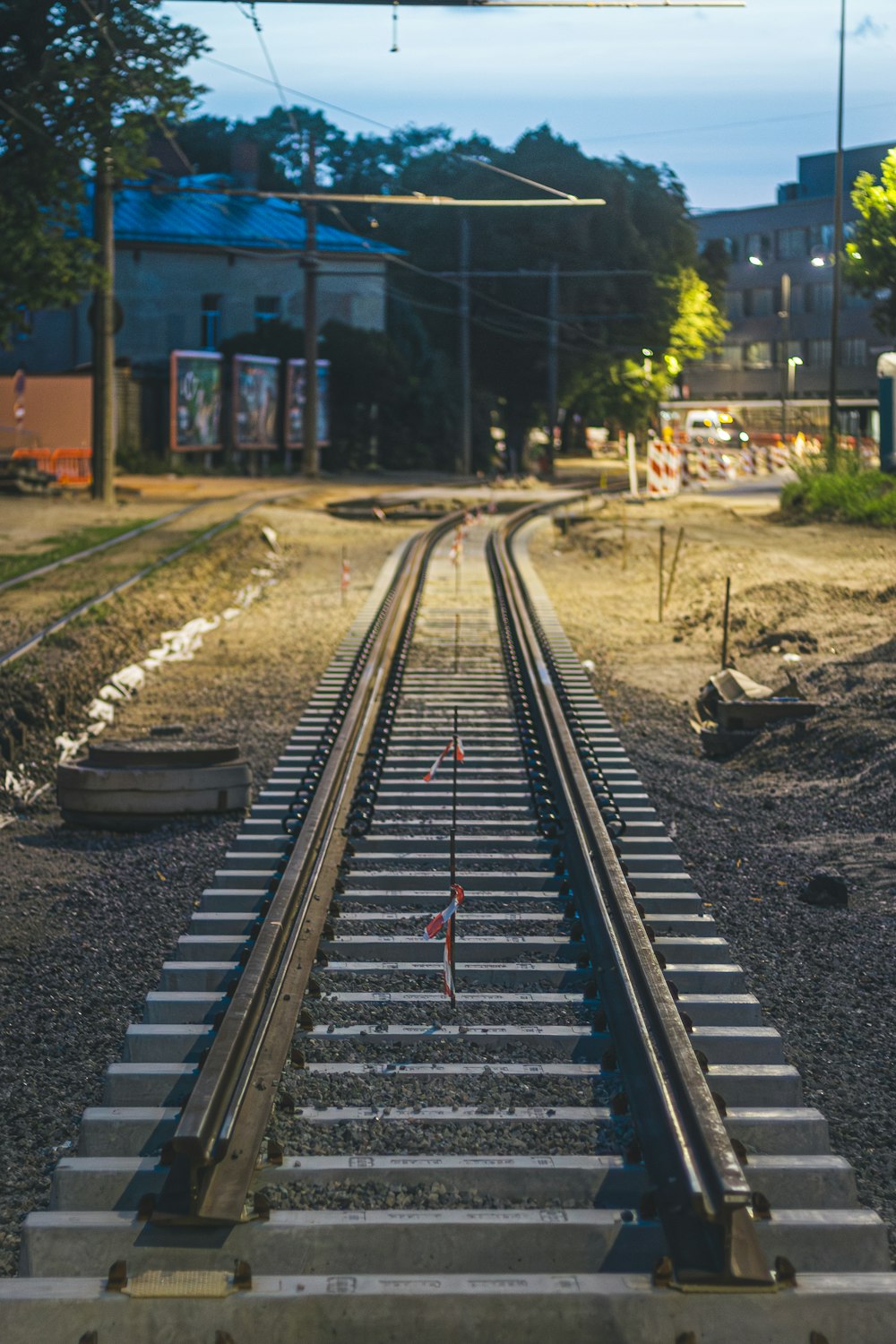 Una serie di binari ferroviari nel mezzo di una città