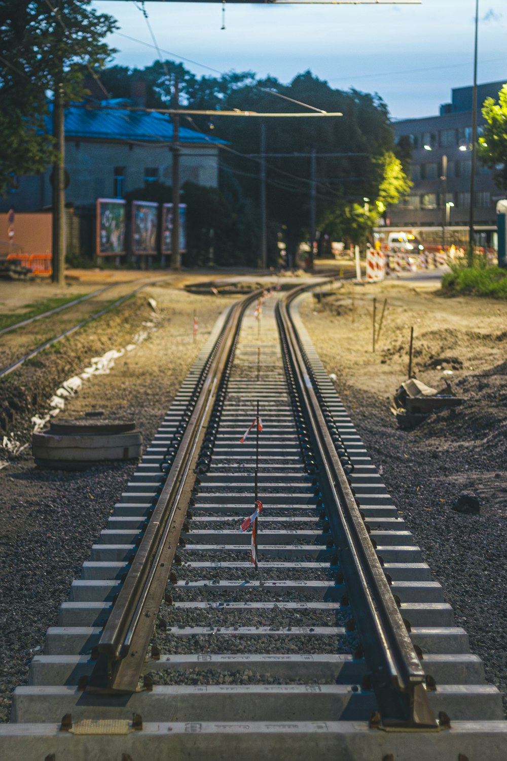 a set of train tracks in the middle of a town