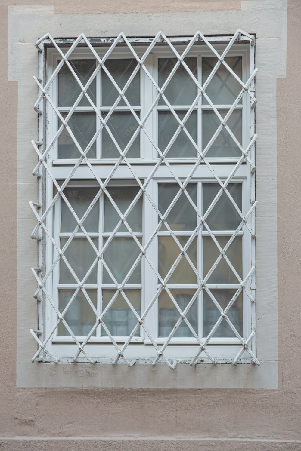 une fenêtre blanche avec des barres sur le côté