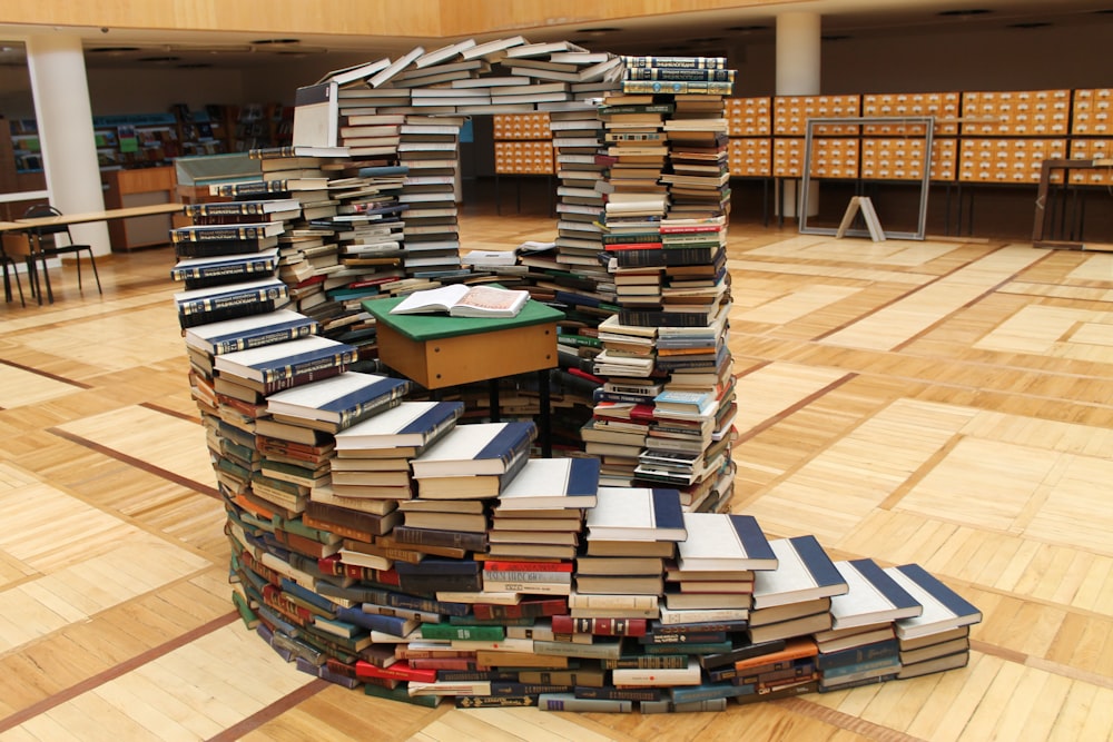 ein Stapel Bücher, die auf einem Holzboden sitzen