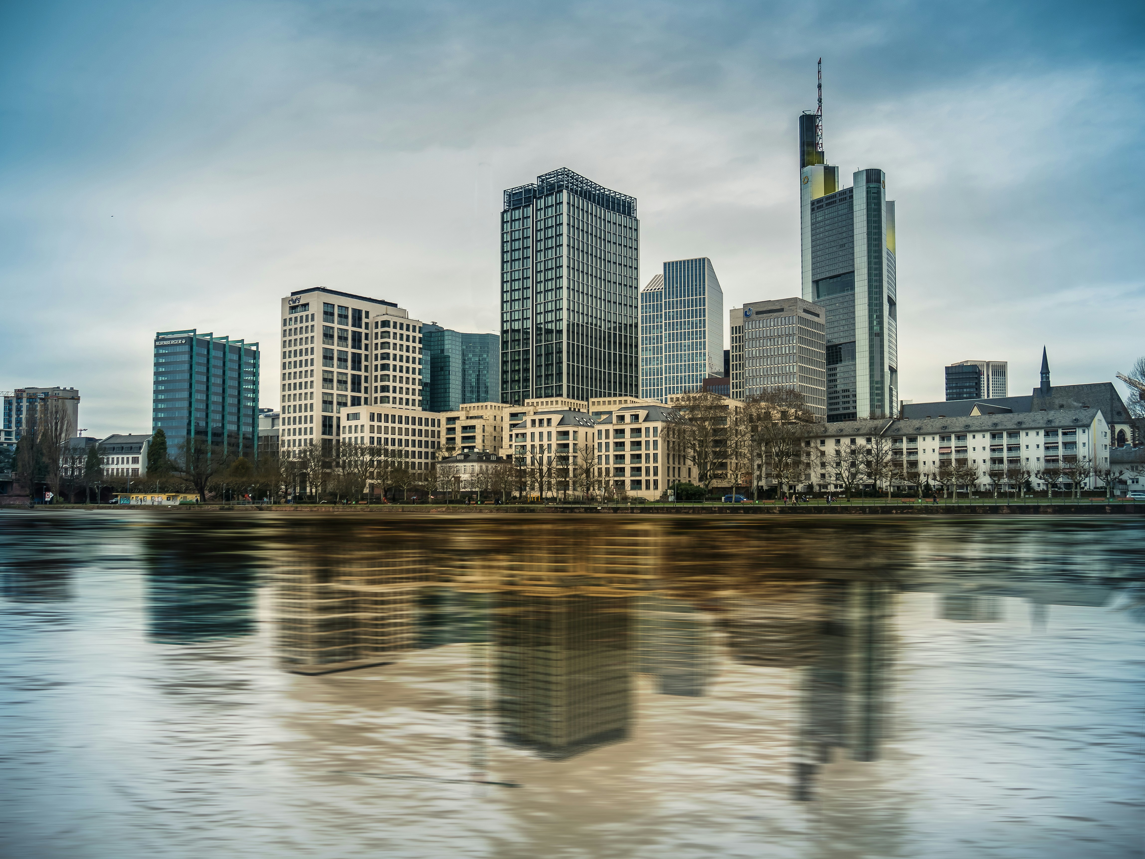 Blick auf eine Stadt mit einem Fluss davor