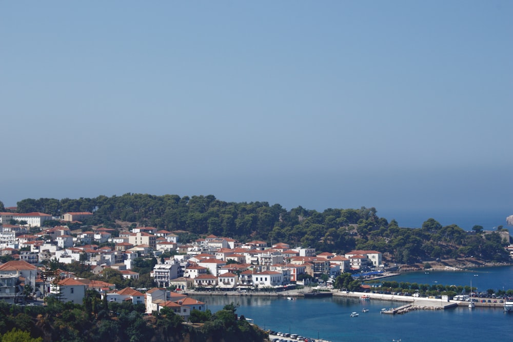 Blick auf eine Stadt und ein Gewässer