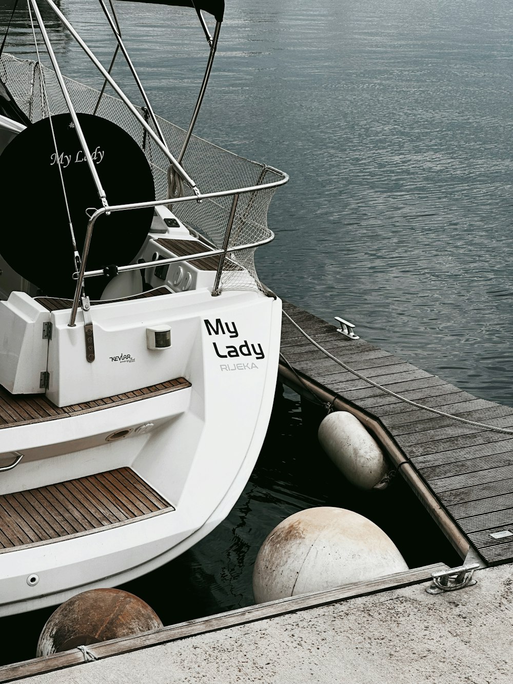 ein Segelboot, das an einem Steg im Wasser angedockt ist