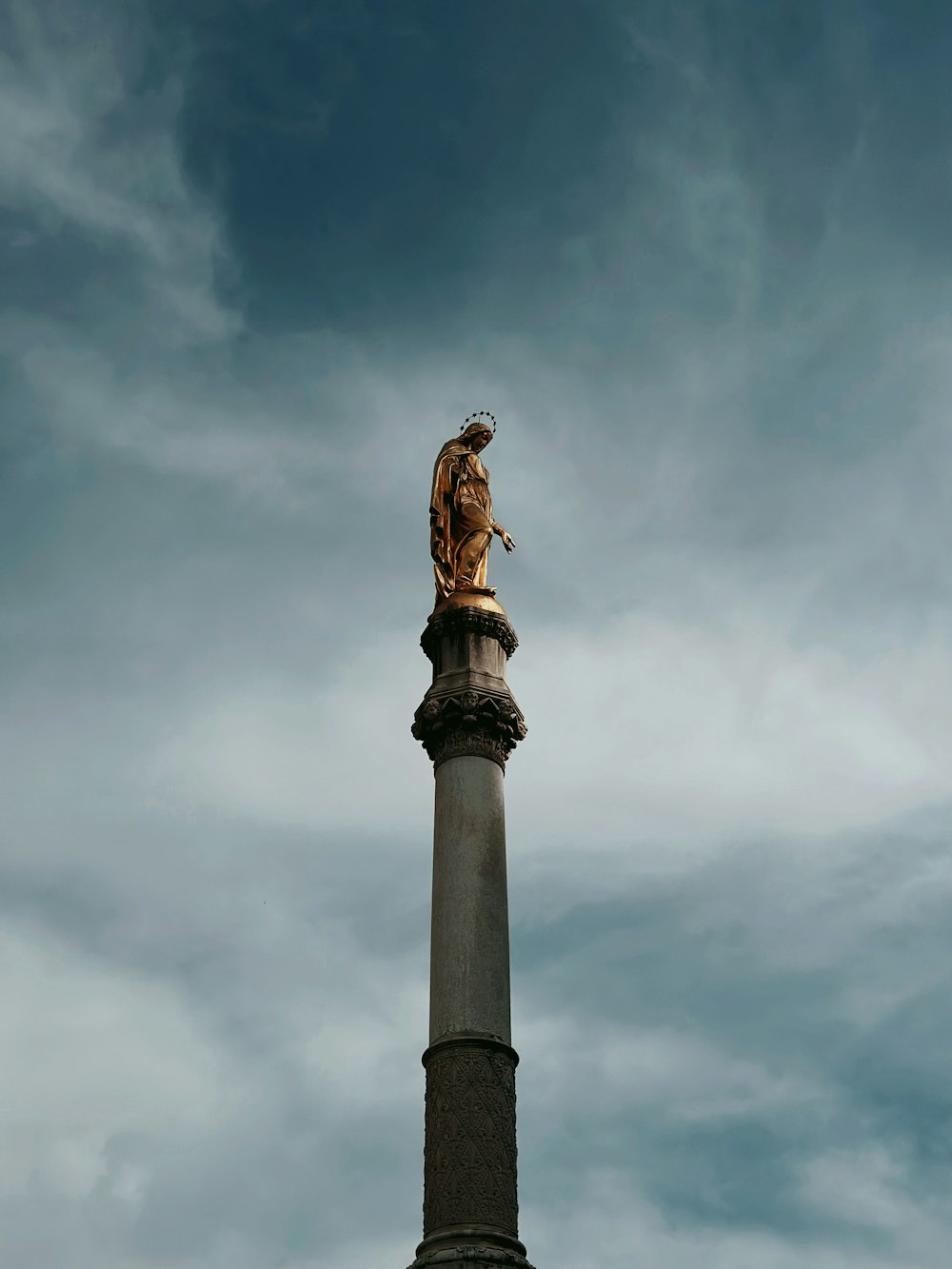 eine Statue eines Vogels auf einer Säule