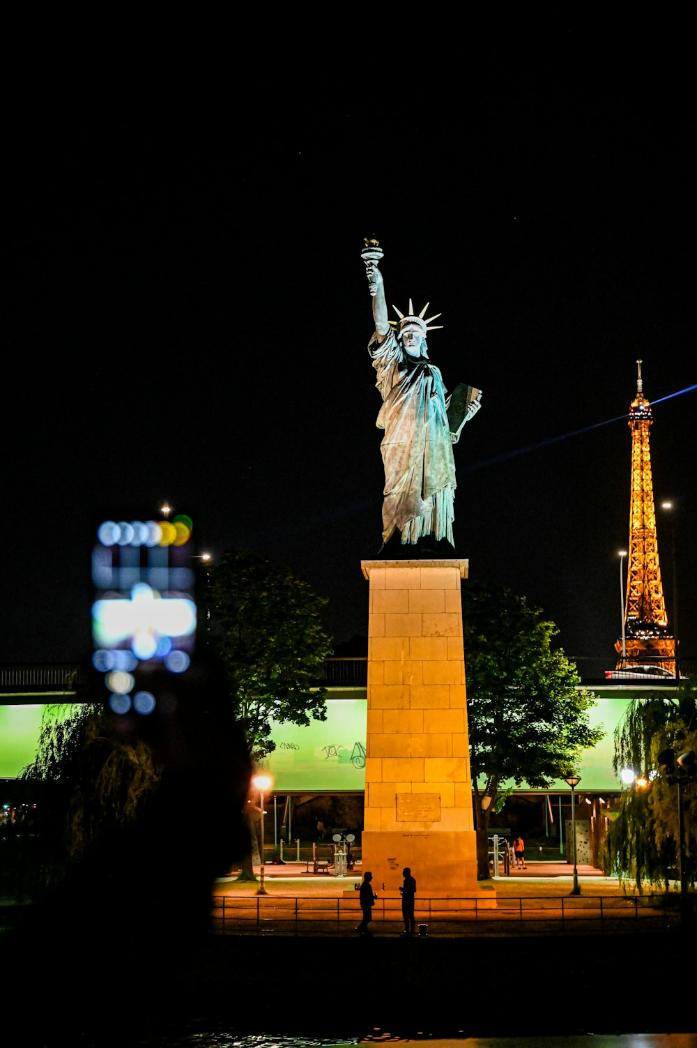 La Estatua de la Libertad se ilumina por la noche