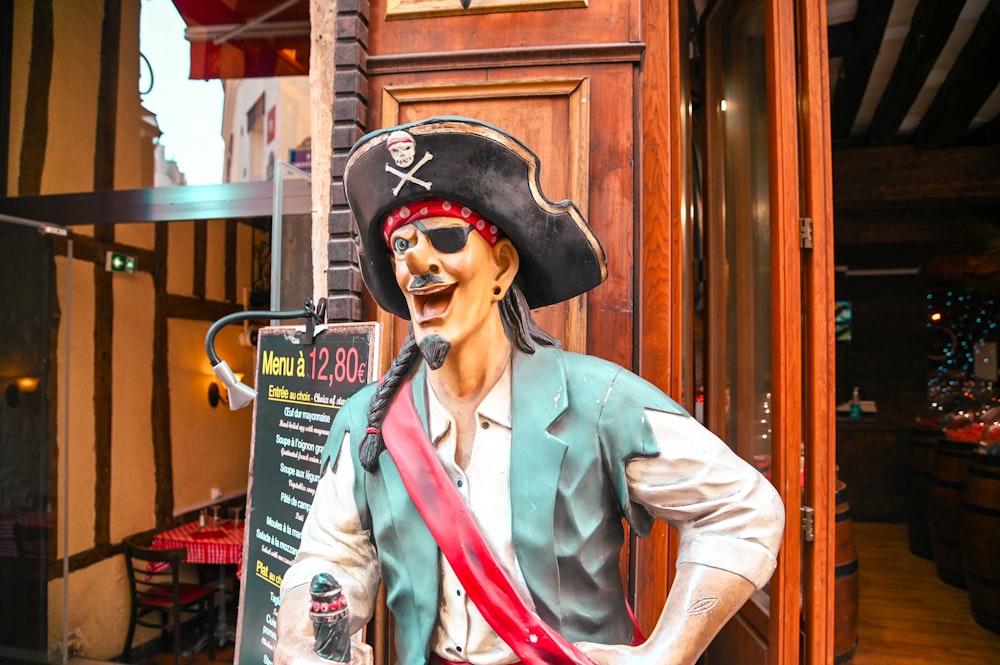 une statue d’un pirate tenant une bouteille d’alcool