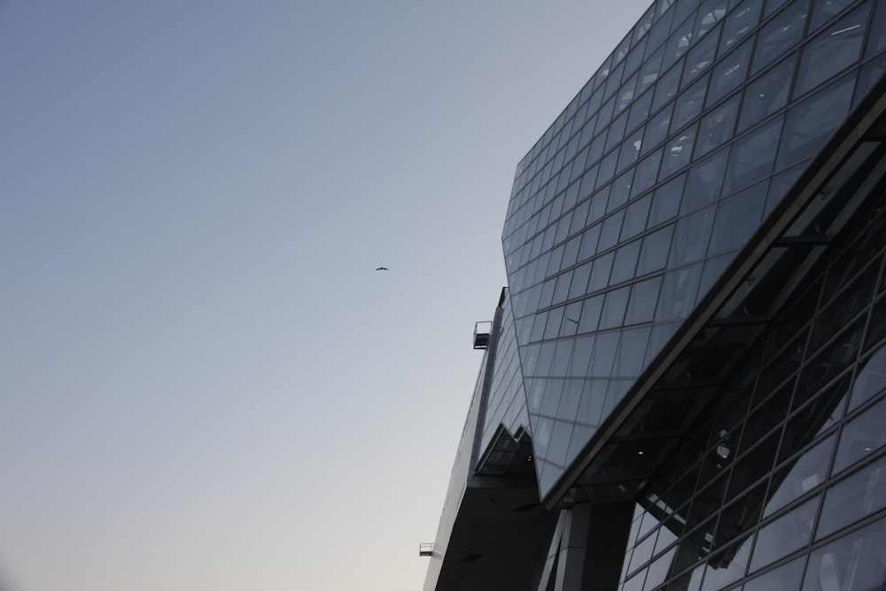 Un avión volando en el cielo sobre un edificio