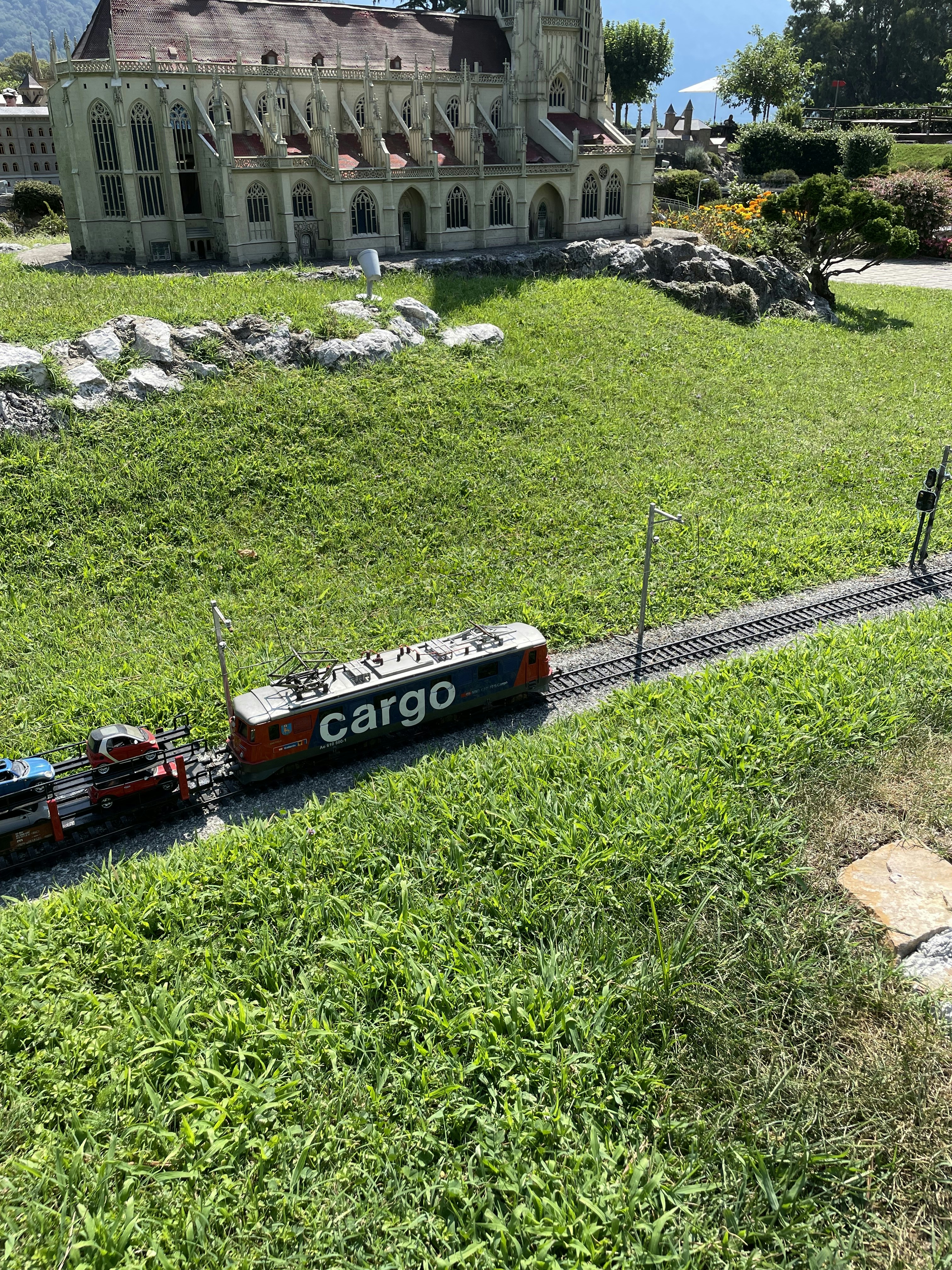 Autoregressive vs. Diffusion Models: Understanding World Model Training