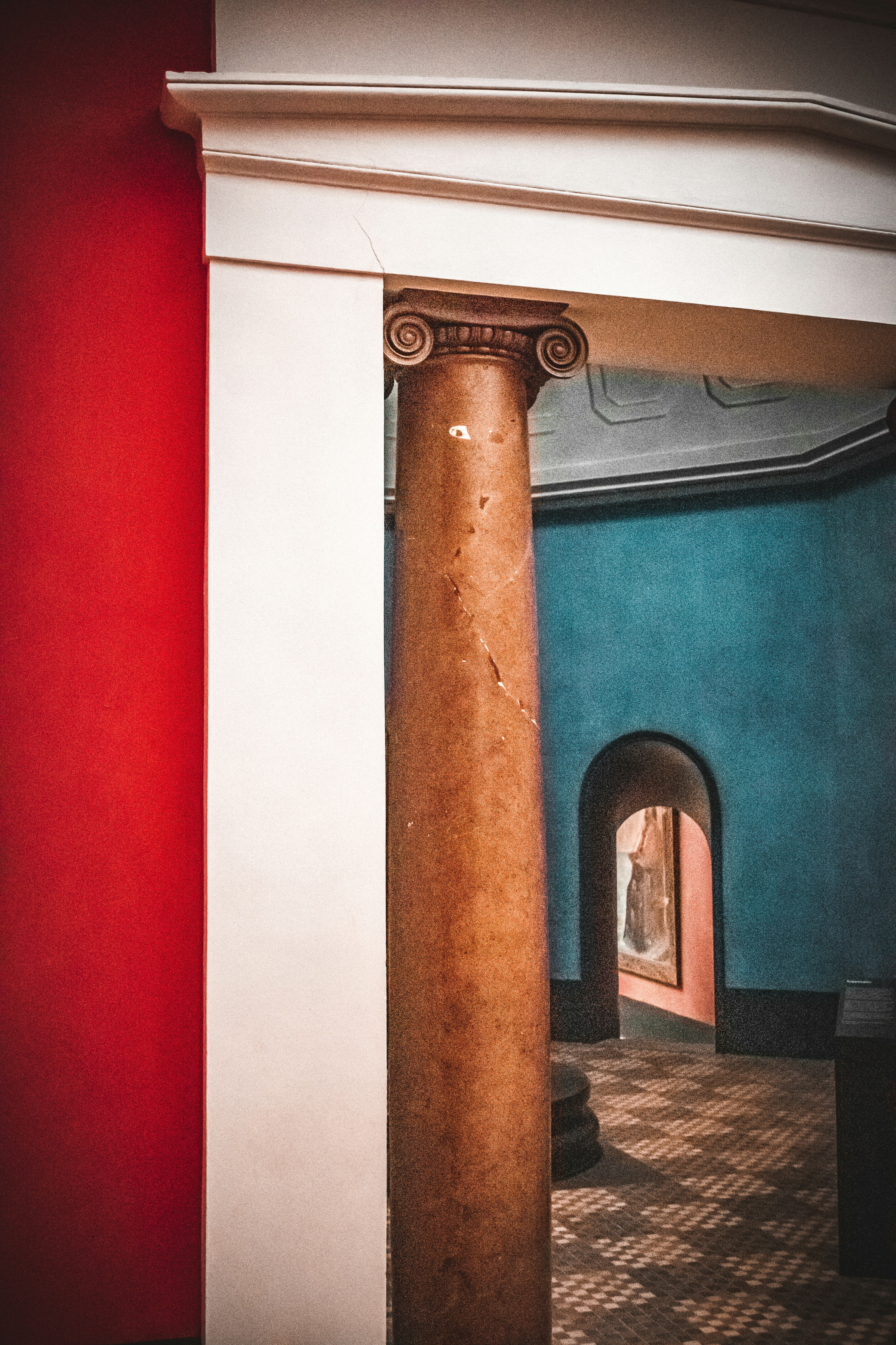 Un pilar en una habitación con una pared roja