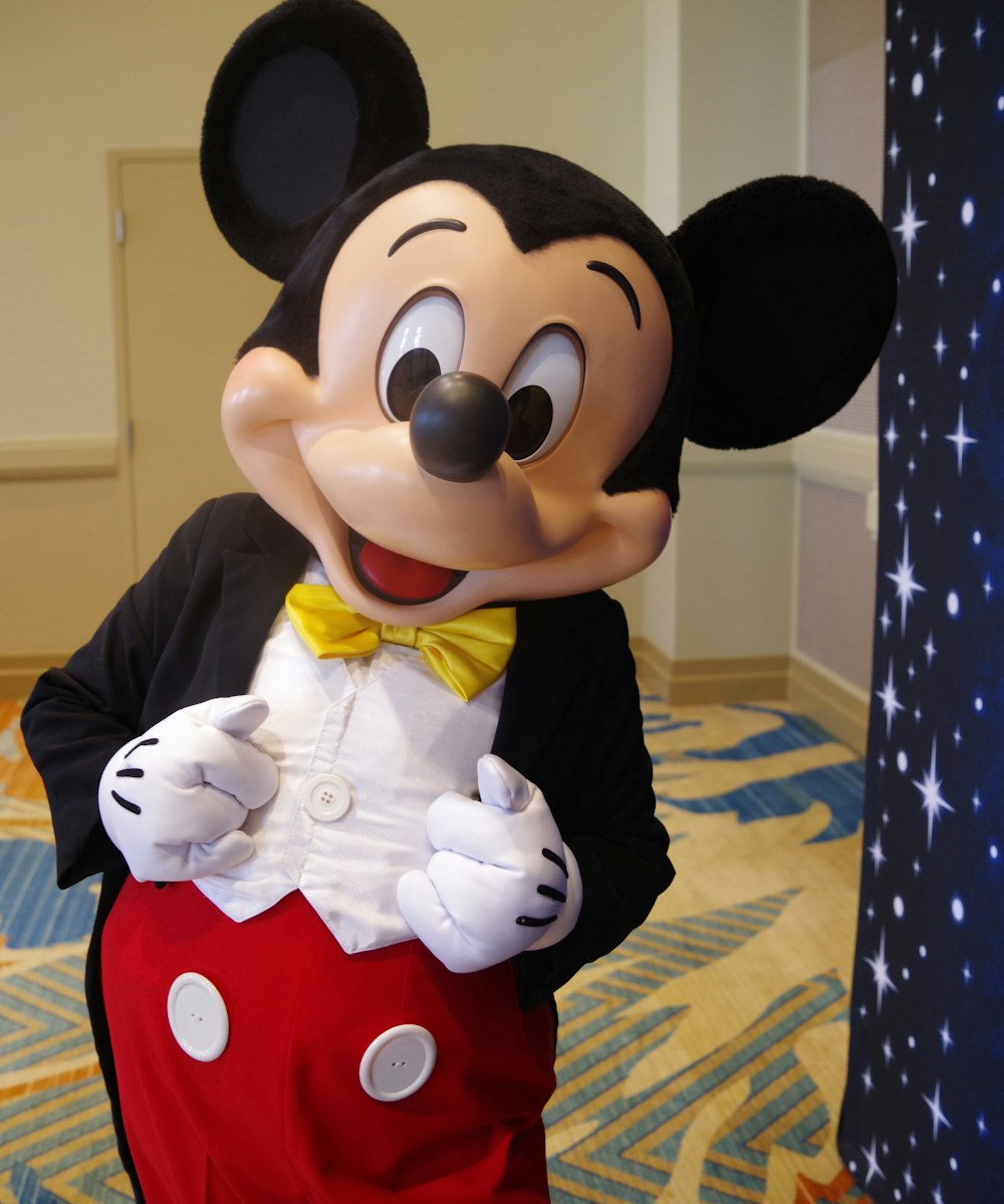 Una persona vestida con un disfraz de Mickey Mouse