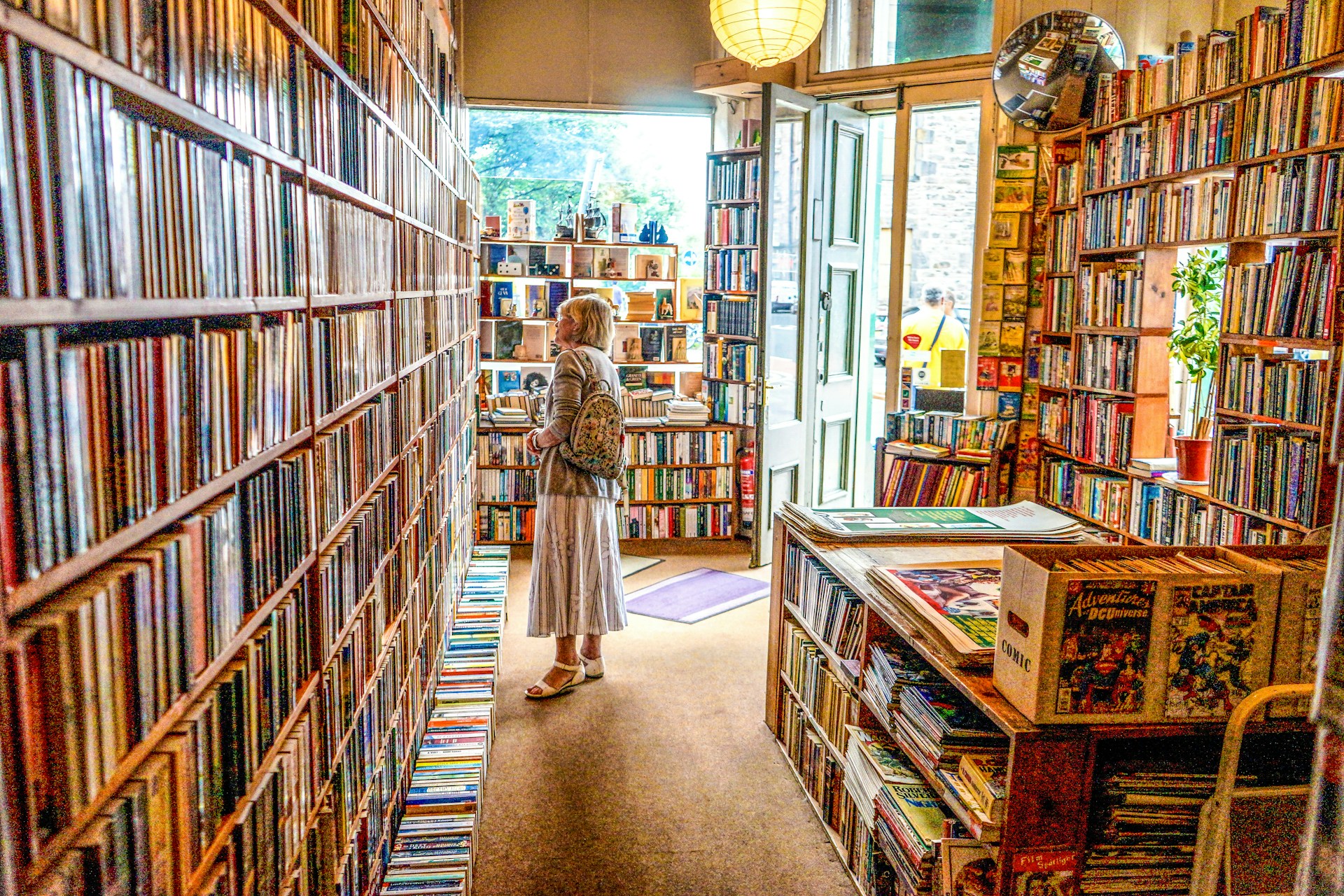 gray computer monitor