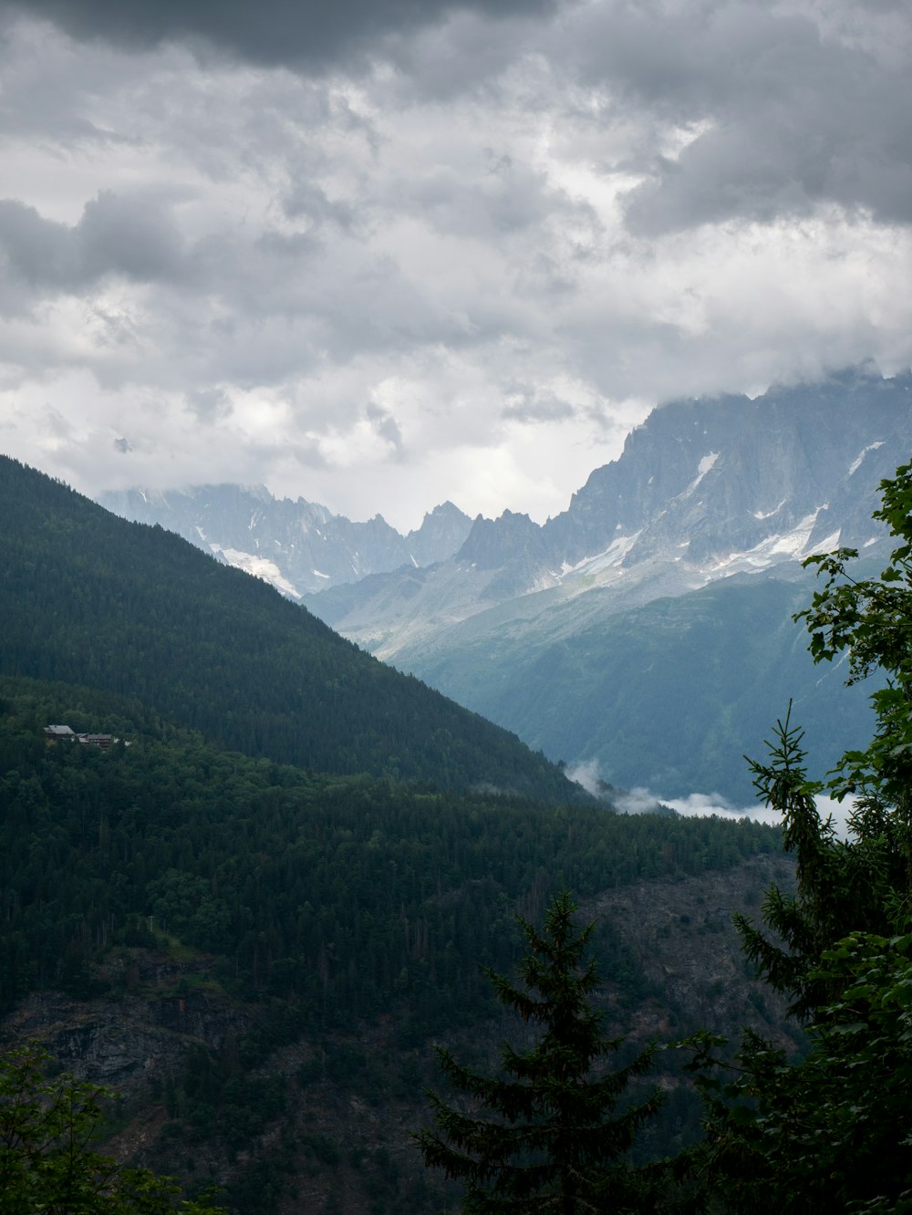 una vista di una valle con le montagne sullo sfondo