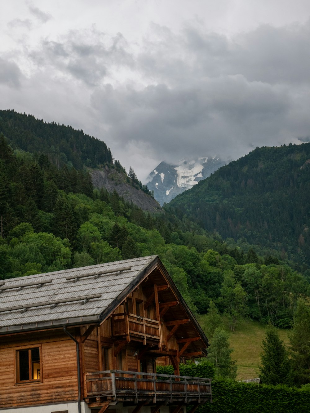 Una casa in montagna con una montagna sullo sfondo