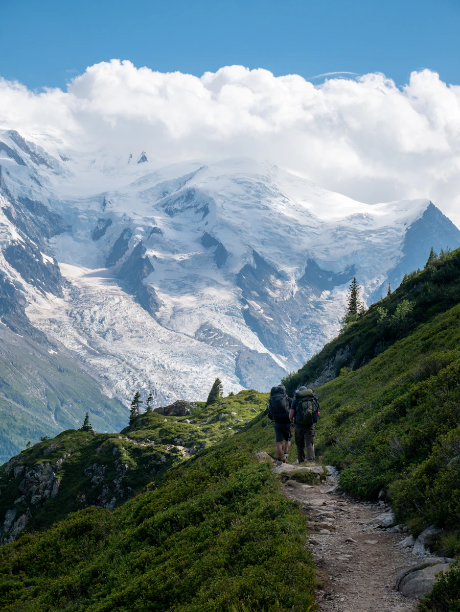 Paar wandert einen Hügel im Alpenvorland hinauf