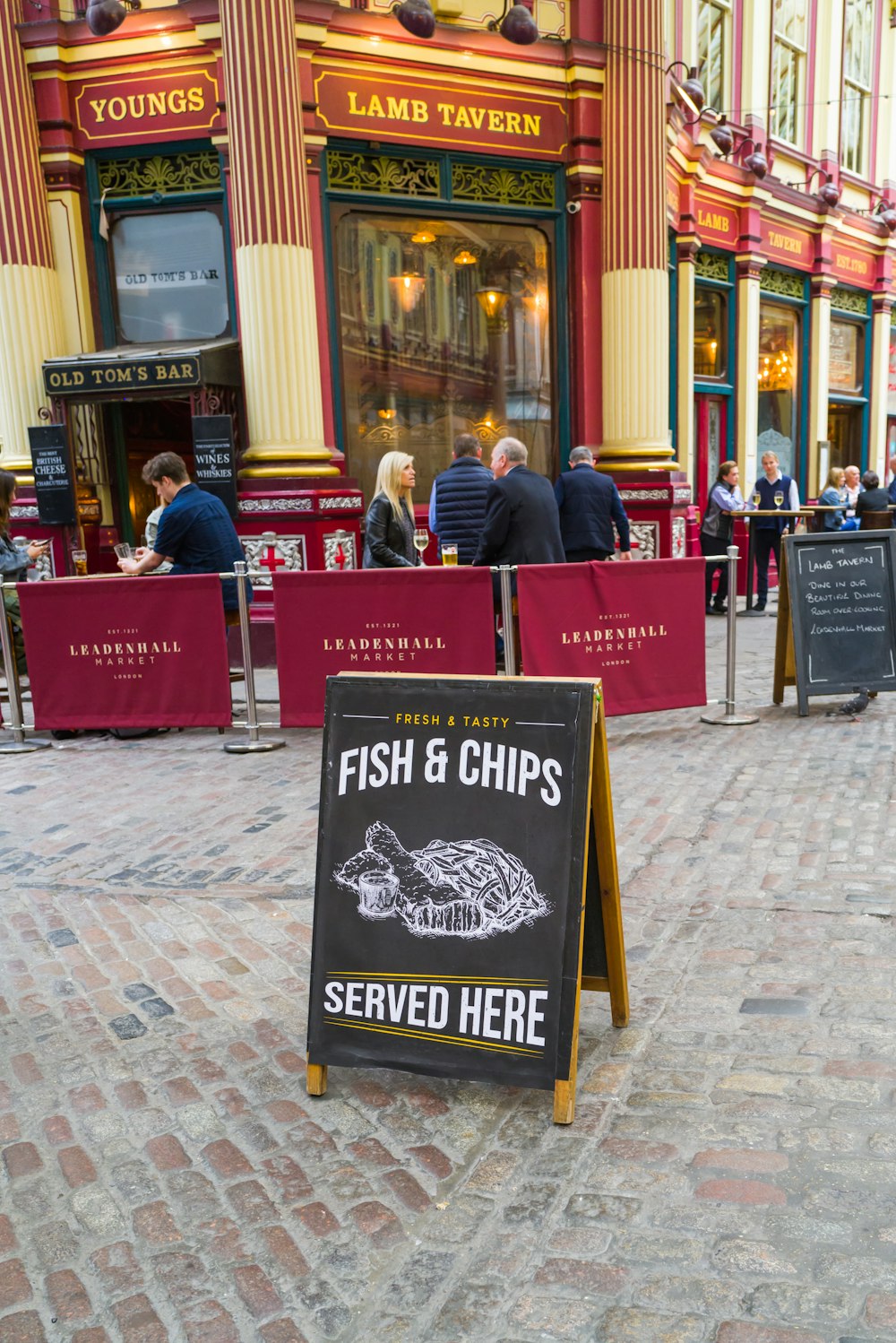 Un letrero de pescado y papas fritas frente a un restaurante