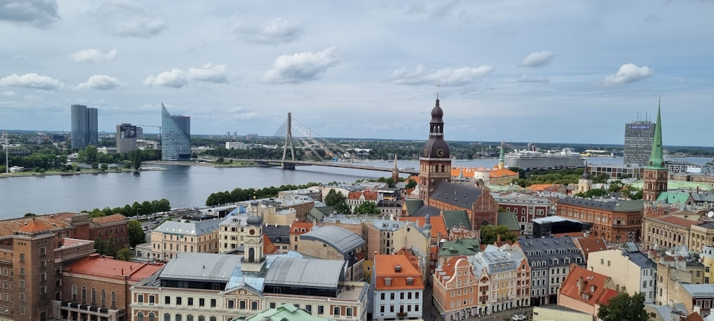 Una vista di una città con un ponte sullo sfondo