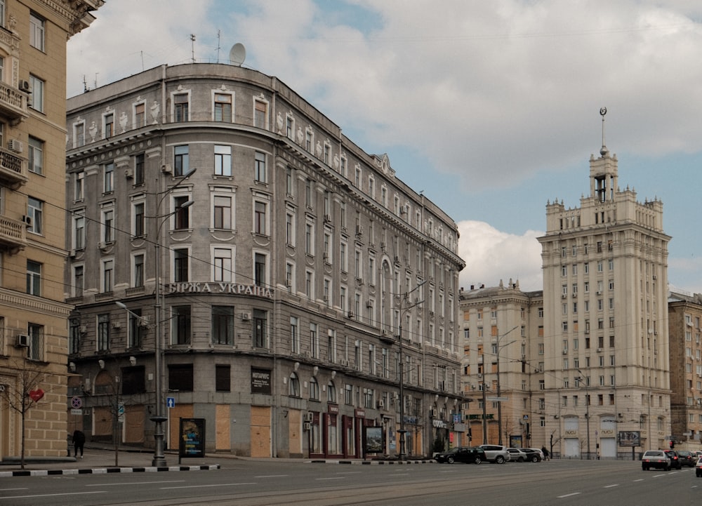 Eine Stadtstraße mit hohen Gebäuden auf beiden Seiten