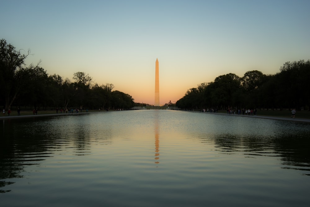 Il monumento a Washington che si riflette nell'acqua al tramonto