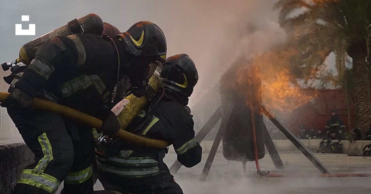 A couple of fire fighters fighting a fire photo – Free Image on Unsplash