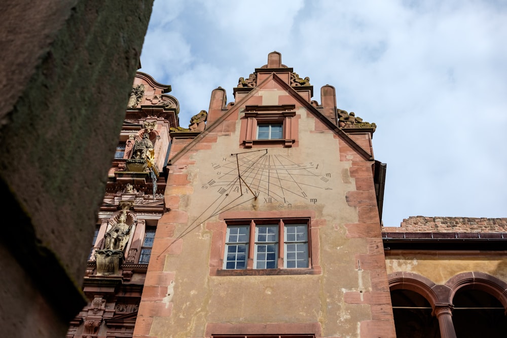 un grand bâtiment avec une horloge sur le côté