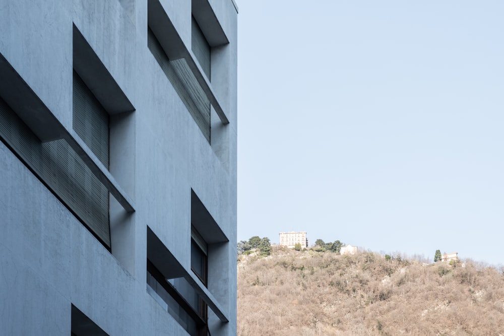 ein hohes Gebäude mit Fenstern an der Seite