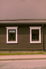 Front view of a cozy medium-standard house with green and brown facade in Gravataí.
