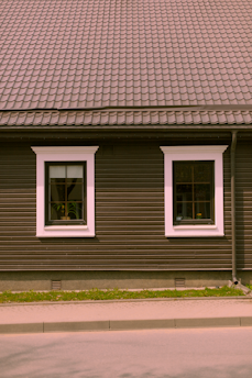 Front view of a cozy medium-standard house with green and brown facade in Gravataí.