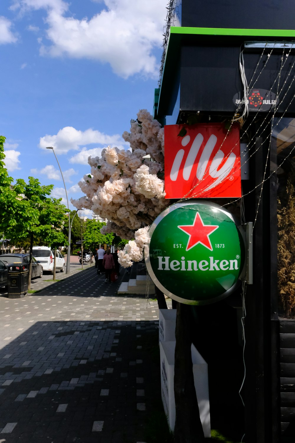 Un letrero verde y rojo que cuelga del costado de un edificio