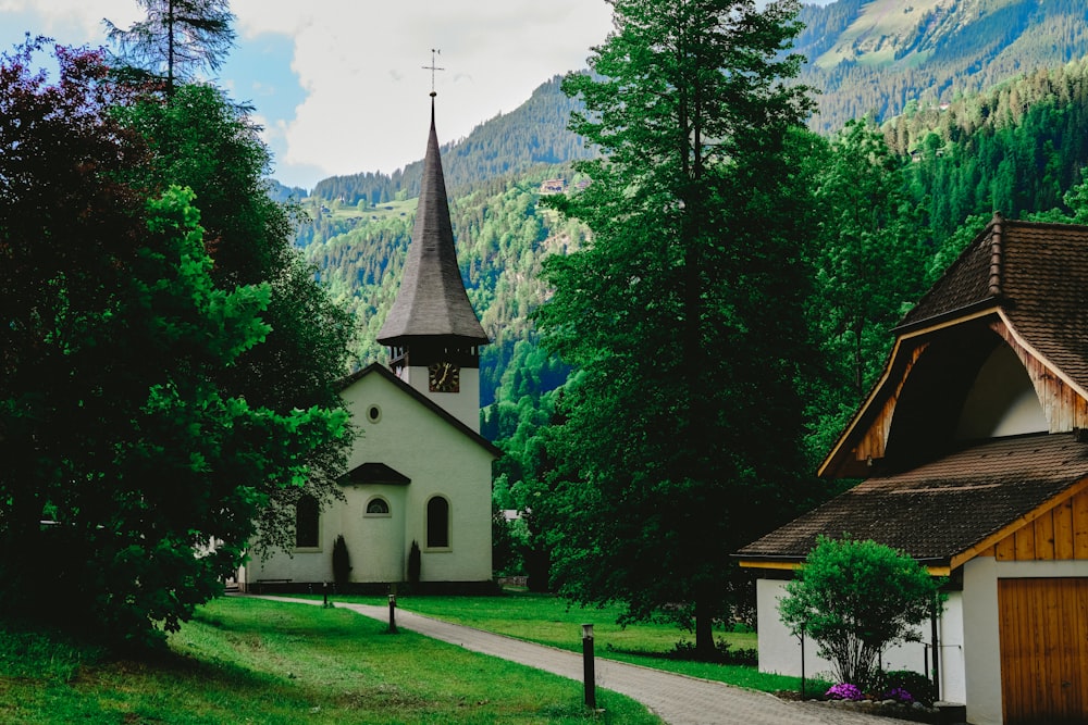 Une petite église au milieu d’une forêt