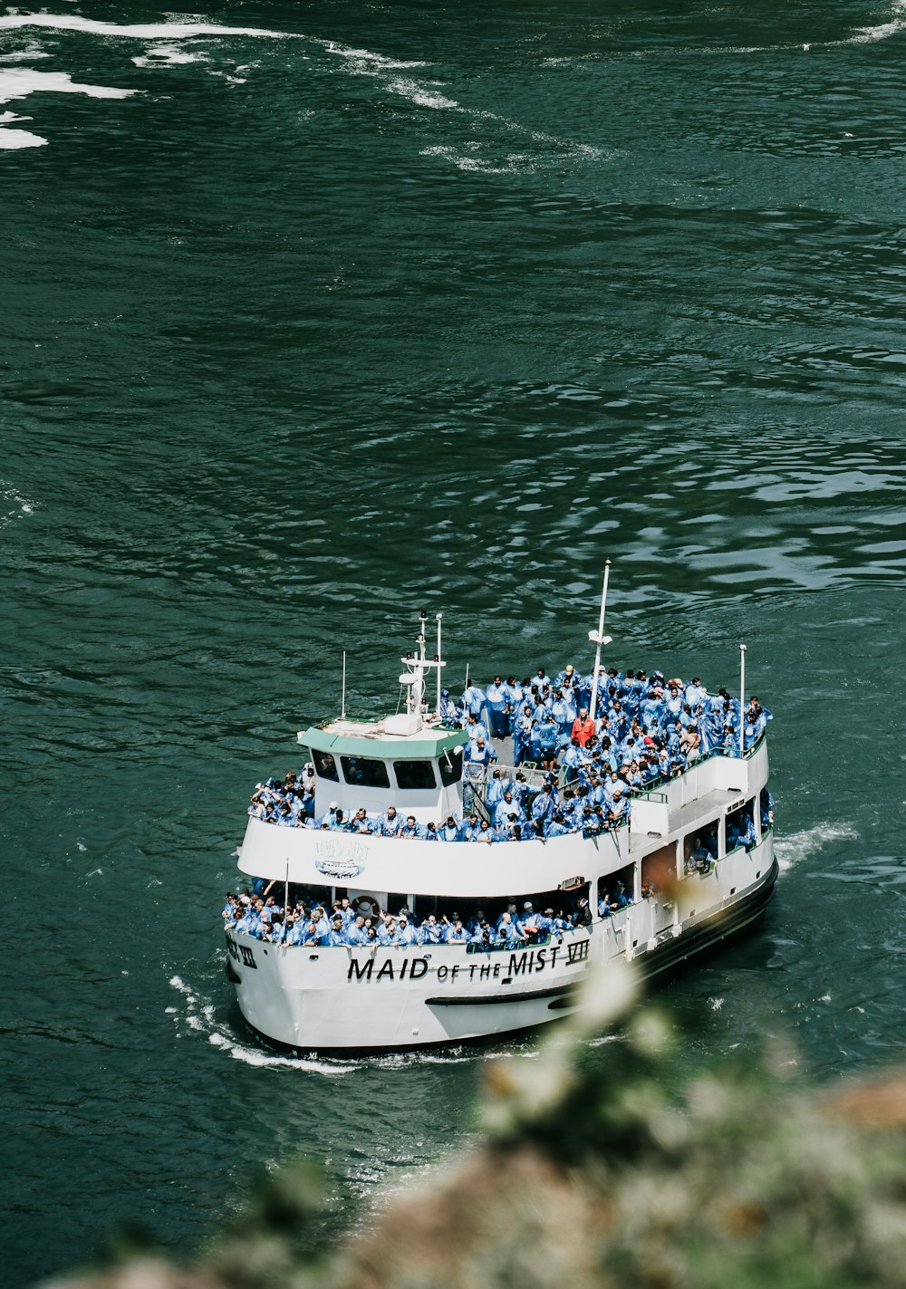 una grande barca piena di persone in acqua