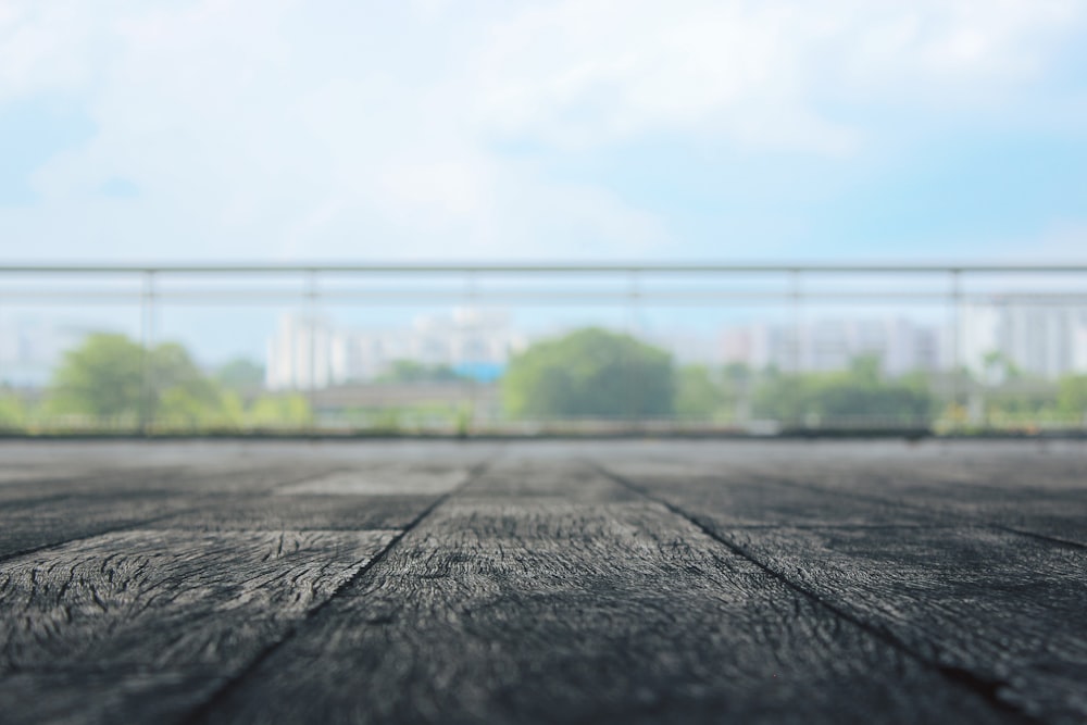 Un suelo de madera con un puente al fondo