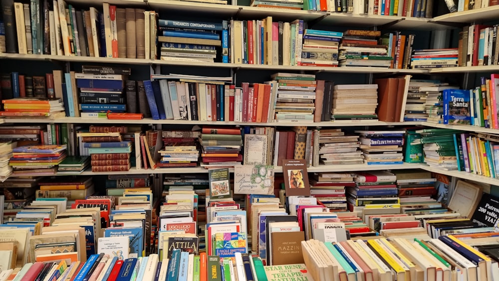 ein Bücherregal, das mit vielen Büchern nebeneinander gefüllt ist