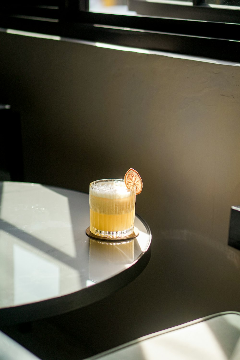 테이블 위에 놓인 오렌지 주스 한 잔