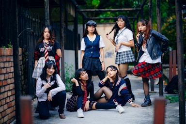 photography poses for big groups,how to photograph group of female in school uniform.; a group of young women standing next to each other