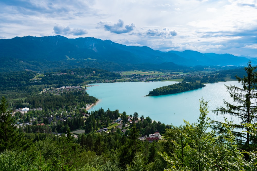 vista para um lago cercado por montanhas