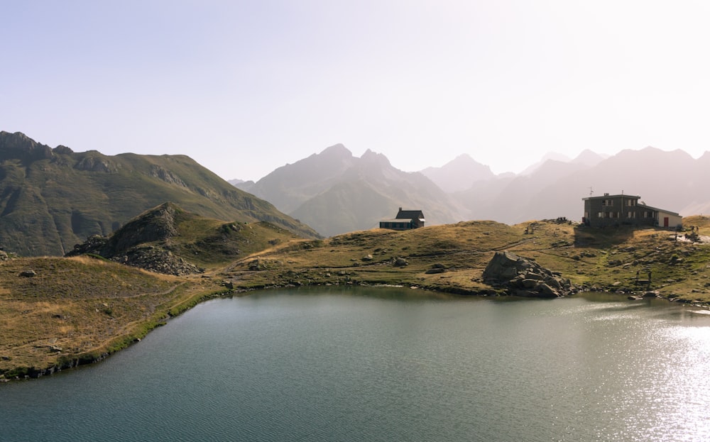 Un lac au milieu d’une chaîne de montagnes