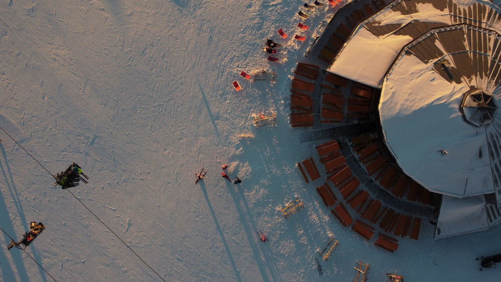 Una veduta aerea di un edificio nella neve