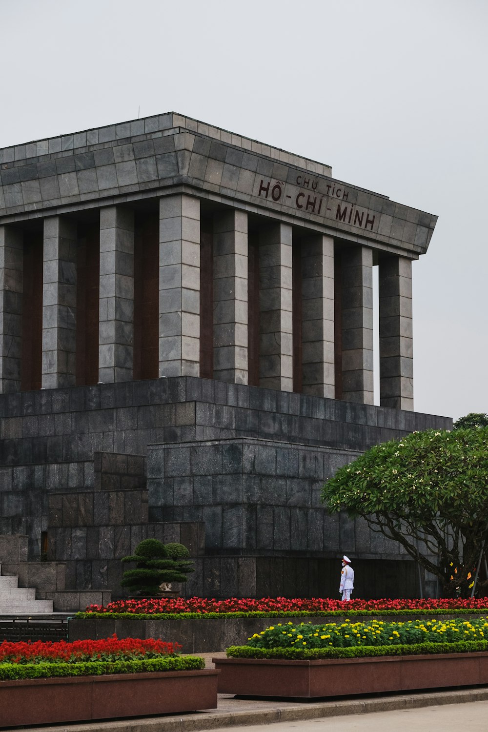 Un hombre parado frente a un monumento