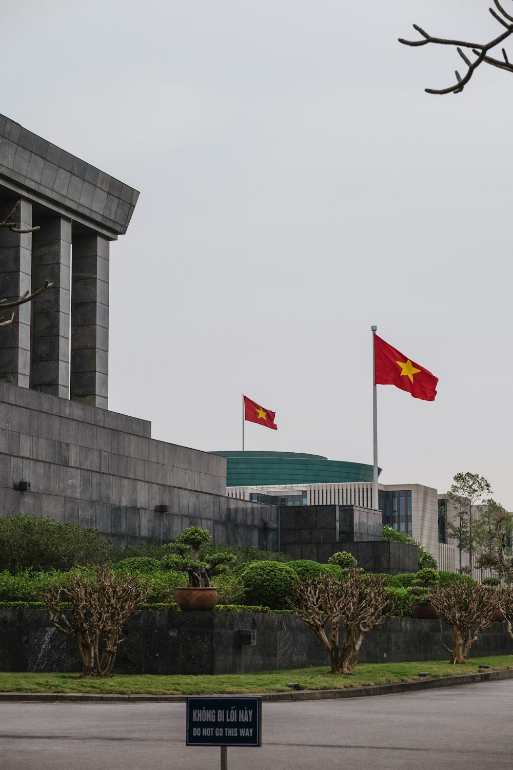 duas bandeiras hasteadas em frente a um edifício