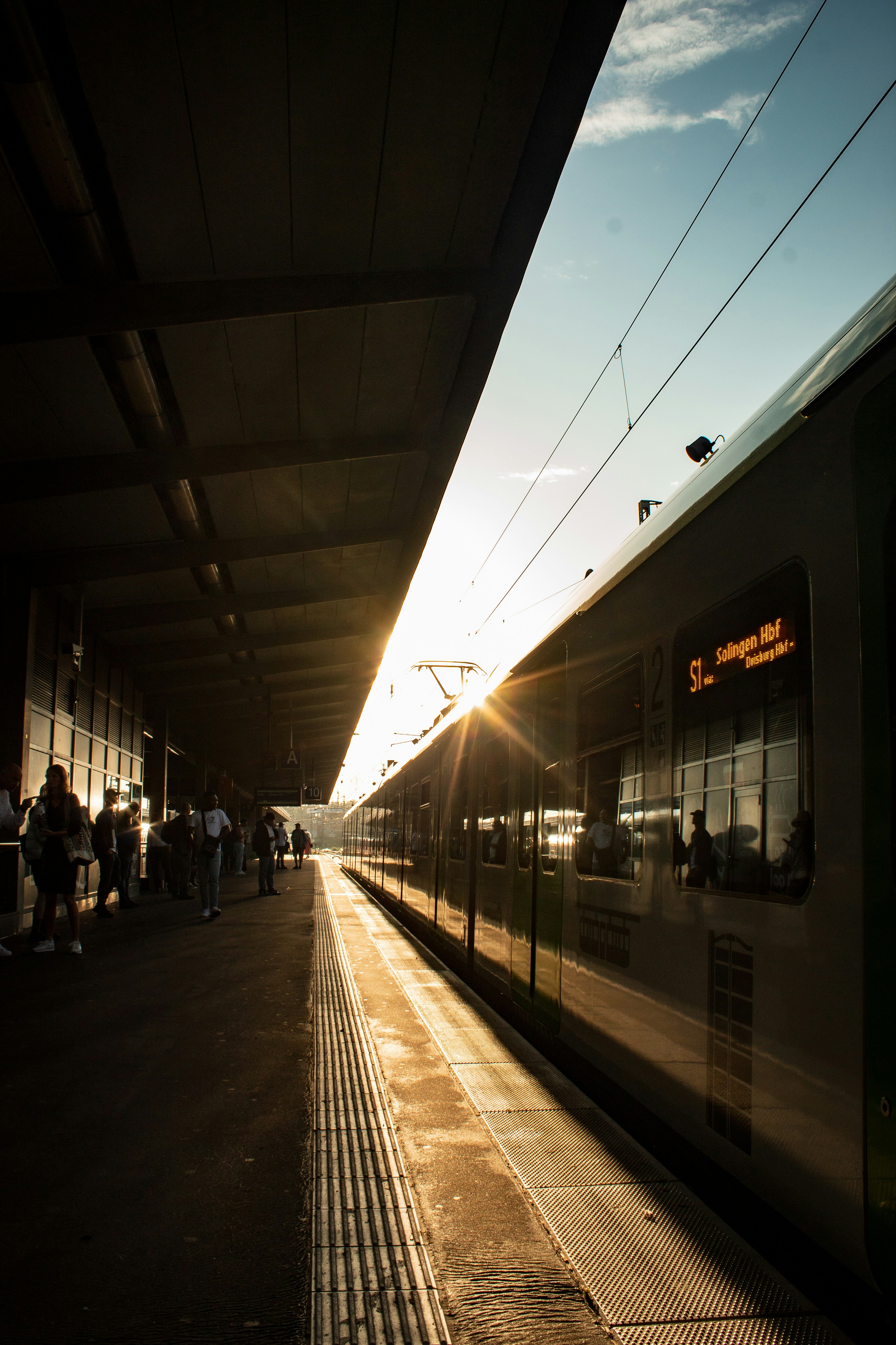 Un tren que está sentado en una vía de tren foto – Imagen de Amanecer  gratuita en Unsplash, image size:3000x4500