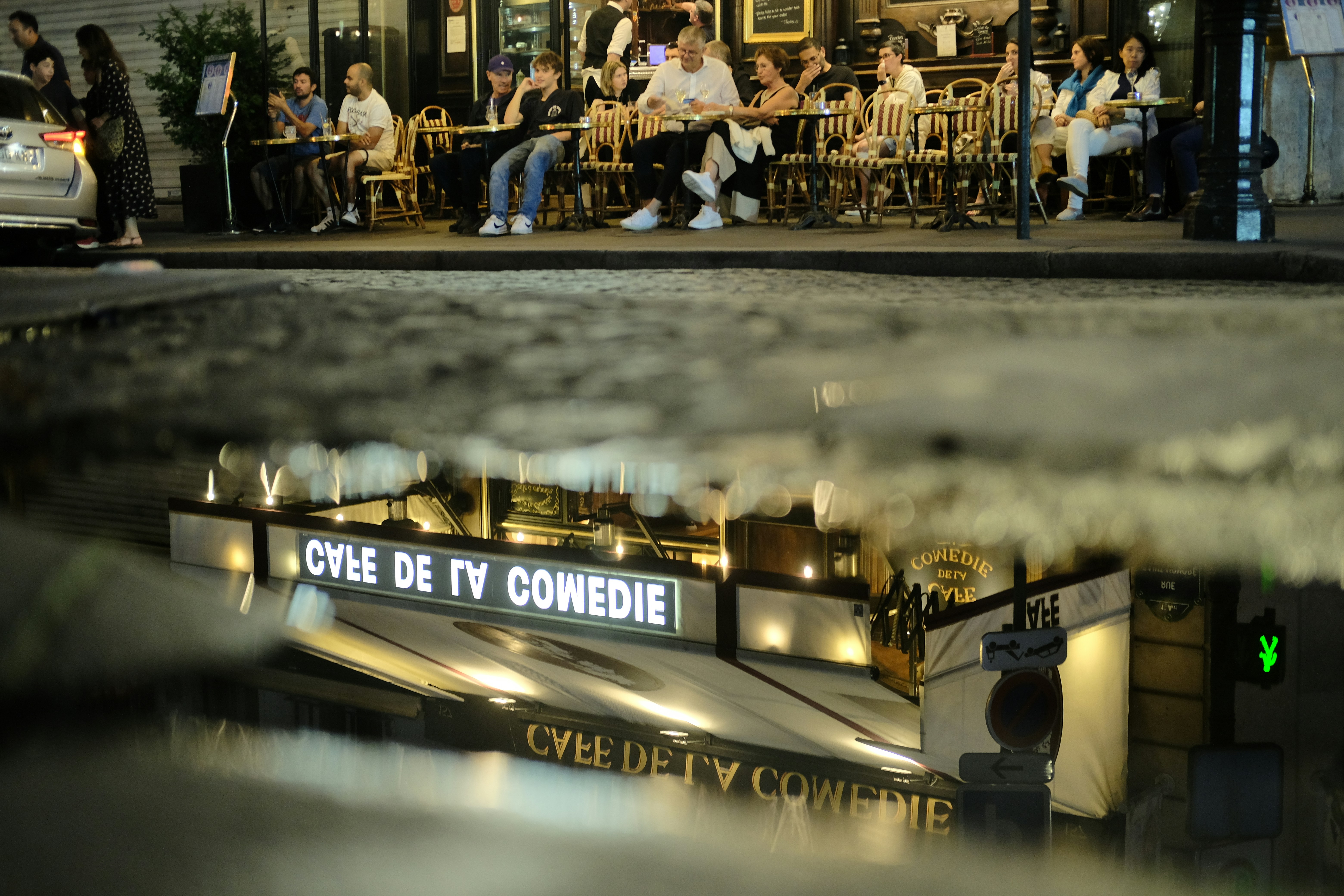 Un grupo de personas sentadas fuera de un edificio