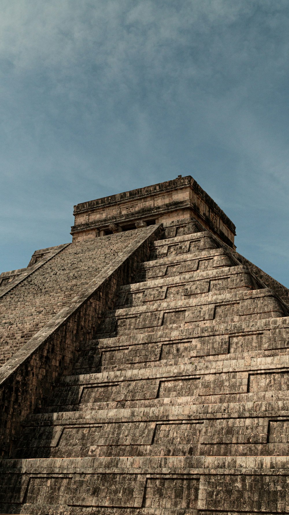Une pyramide très haute avec une horloge sur le côté