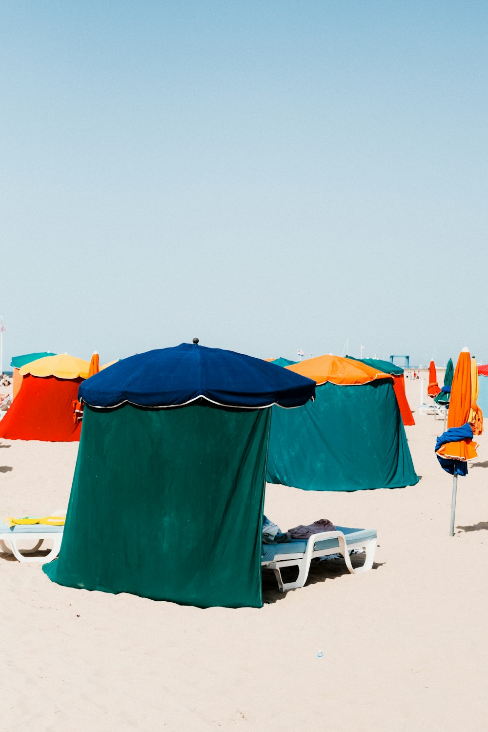 Foto zum Thema Ein Haufen Sonnenschirme und Stühle am Strand – Kostenloses  Bild zu Deauville auf Unsplash