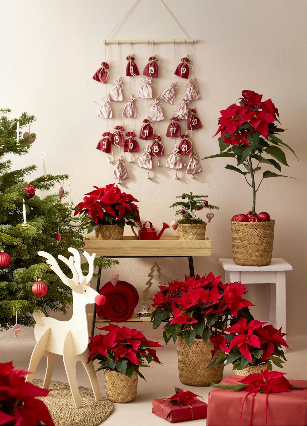 Una habitación con un árbol de Navidad y decoraciones